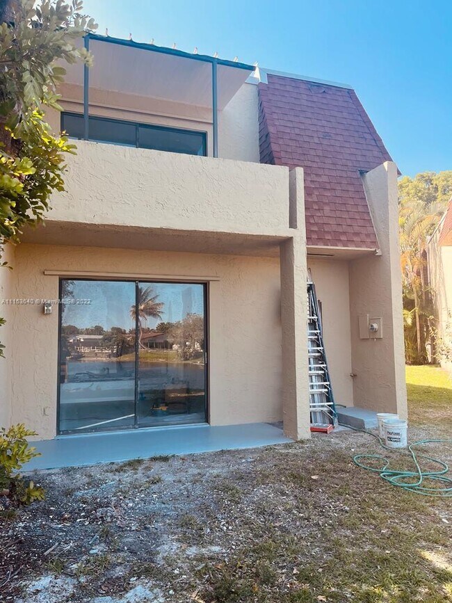 Building Photo - 8950 Palm Tree Ln