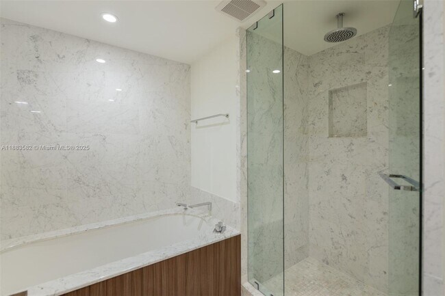 Building Photo - 1000 Brickell Plaza