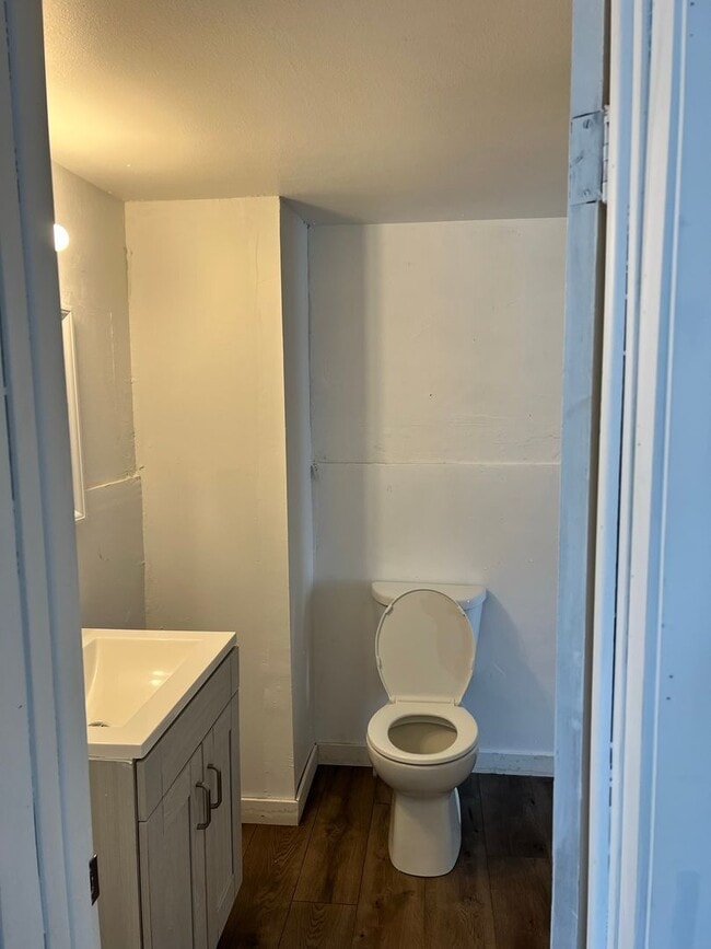 Building Photo - 3 Bedrooms, 1 Bathrooms Single Family Home...