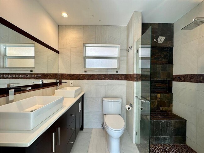 Building Photo - 912 NE 9th Ct