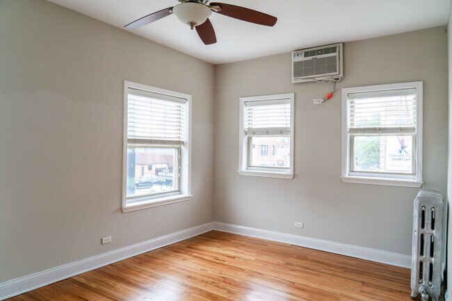 Building Photo - Ravenswood Manor - 2 Bed / 1 Bath - Heat I...
