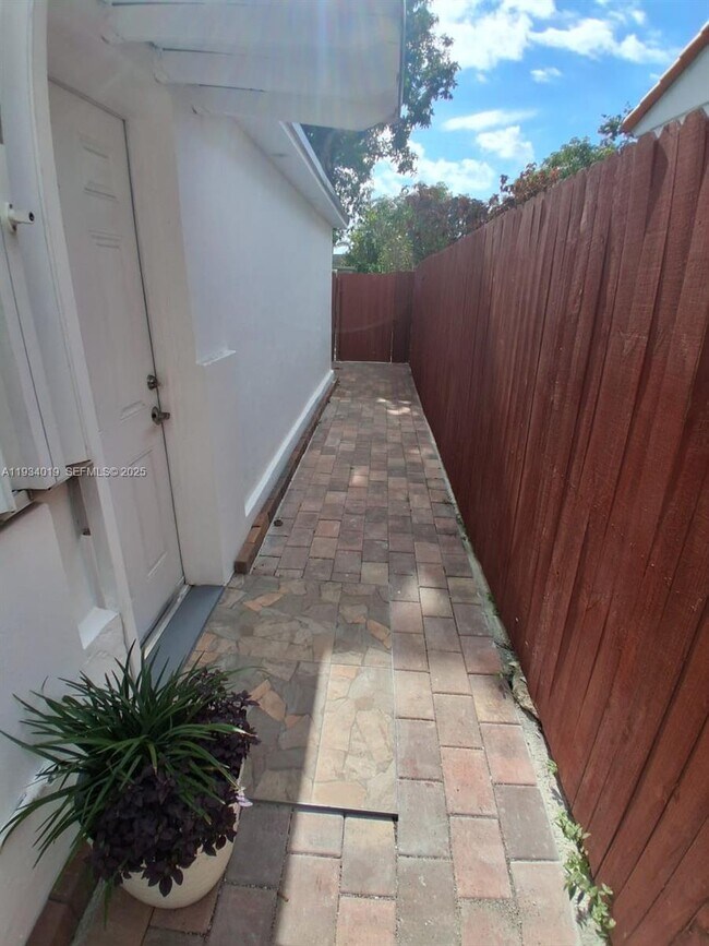 Building Photo - 3052 SW 6th St