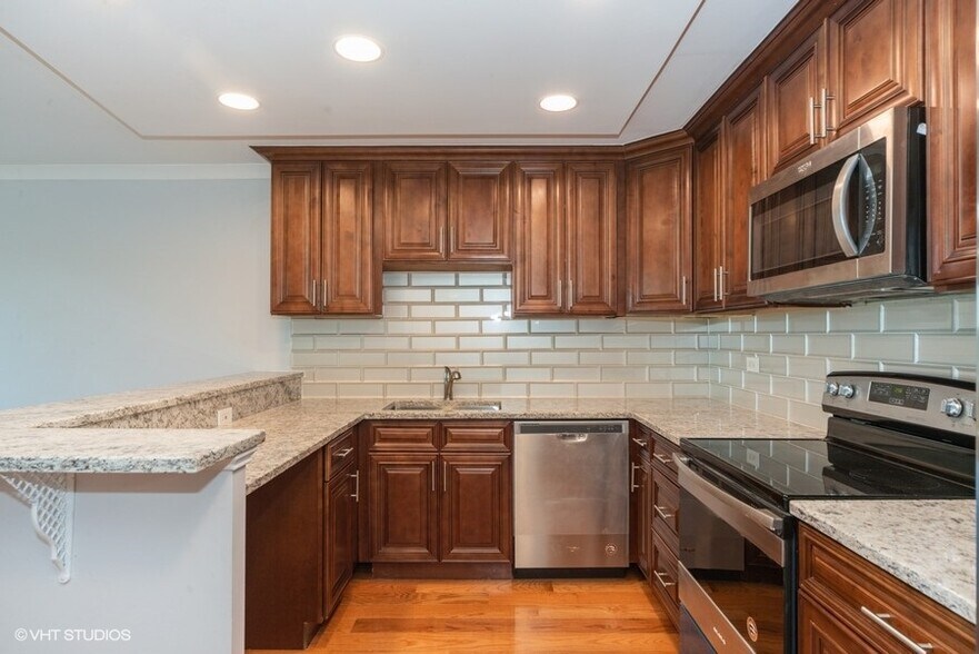 Primary Photo - 16 E Old Willow Rd