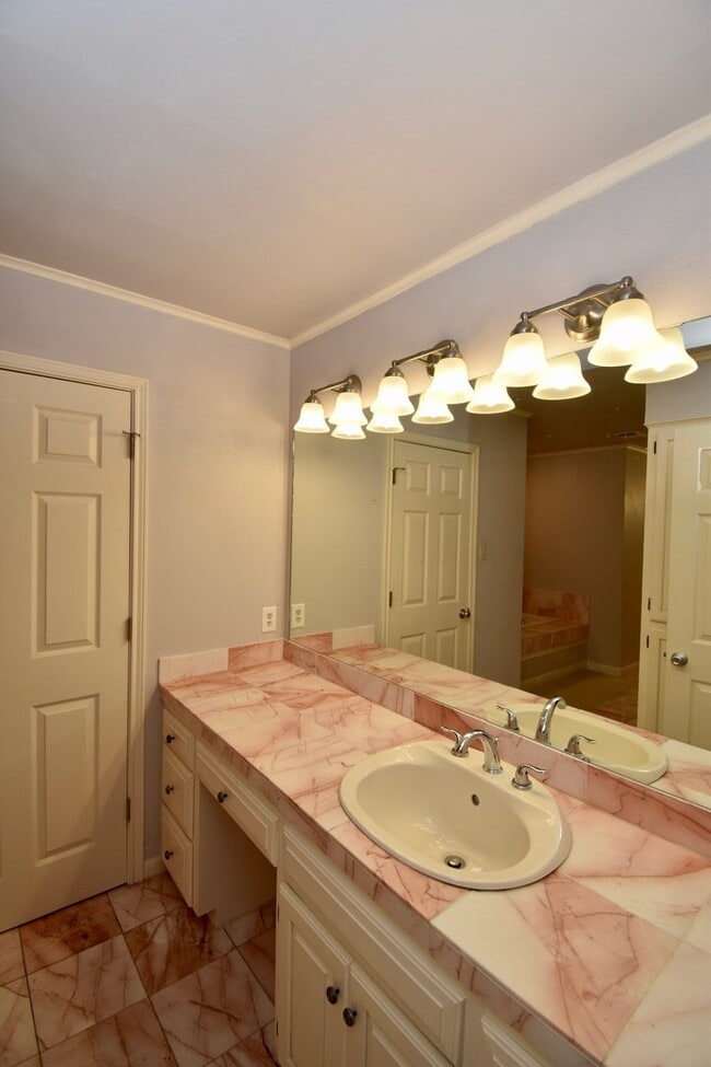 Building Photo - Spacious 4 bedroom 3 bathroom home with large yard and 2 car garage