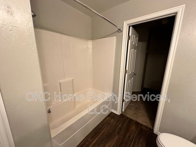 Building Photo - 1933 Autumn Way