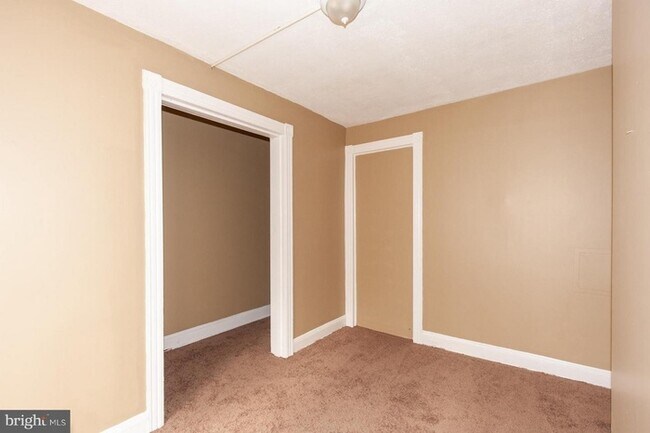 Building Photo - 3 Bedroom House
