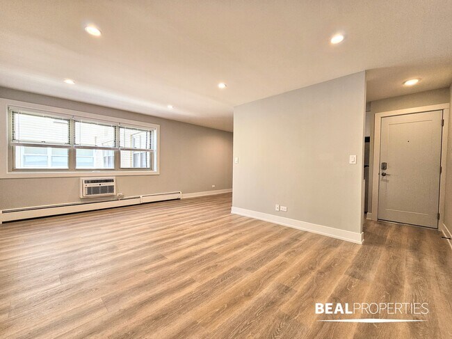 Building Photo - 452 W Oakdale Ave