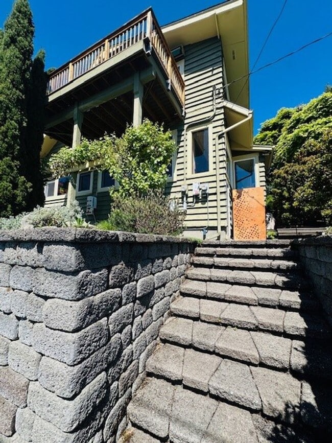 Building Photo - 2Bd/1Ba Seattle Home