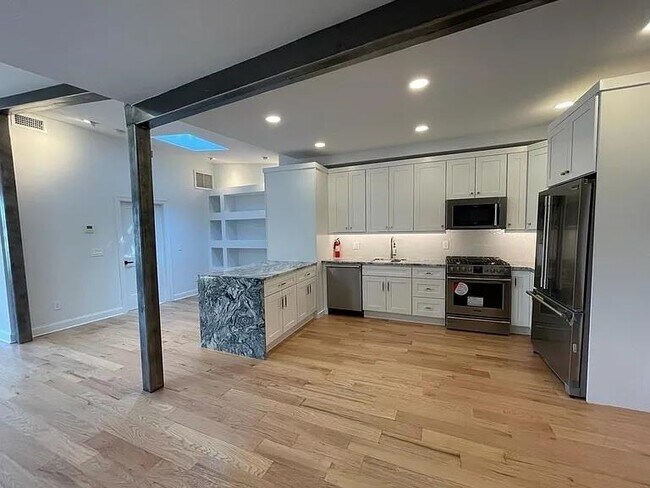 Building Photo - 9009 Riverside Pl