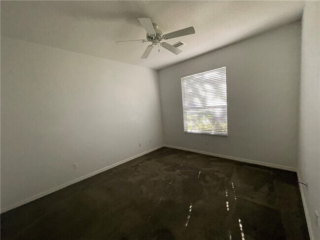 Building Photo - 865 10th Dr