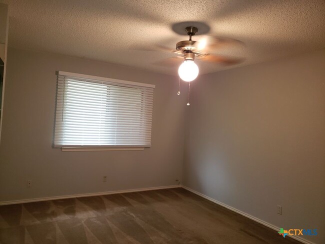 Building Photo - 2102 Cascade Dr