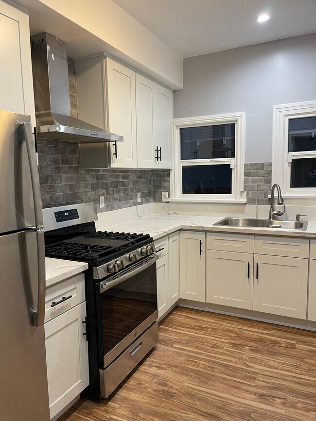 Building Photo - 1155 E 15th St