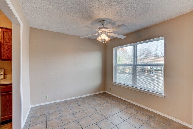 Building Photo - 2 Bed 1.5 Bath Condo Ready For Rent!