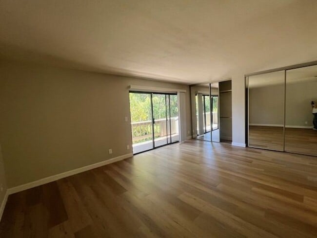 Building Photo - 3 Bed End Unit in Mt. View