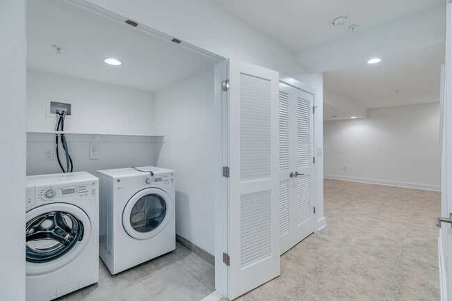 Building Photo - Northern Liberties Townhome with Parking