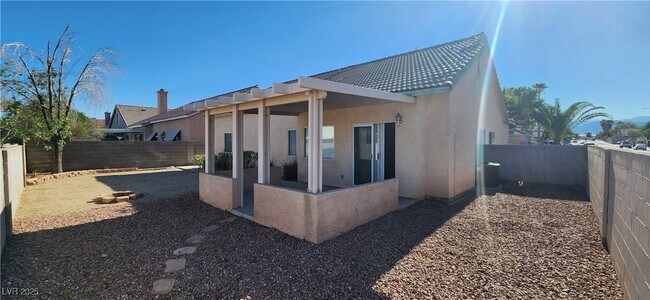Building Photo - 4646 Wood View St
