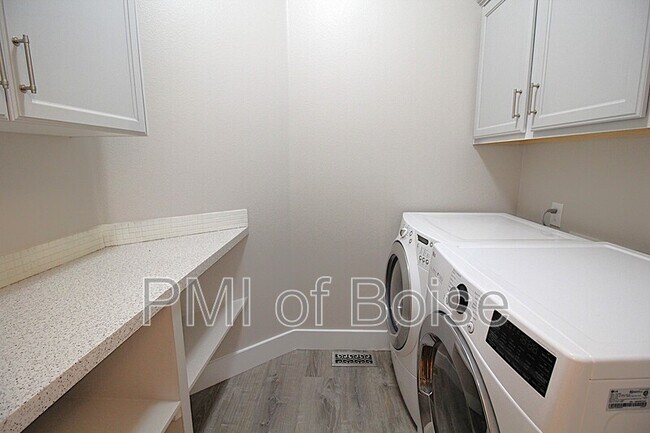 Building Photo - 2271 E Powder River St