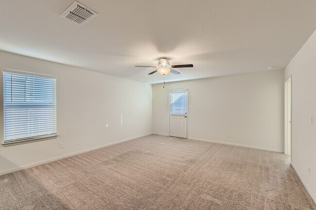 Building Photo - 3 bedroom for rent on the far West Side!