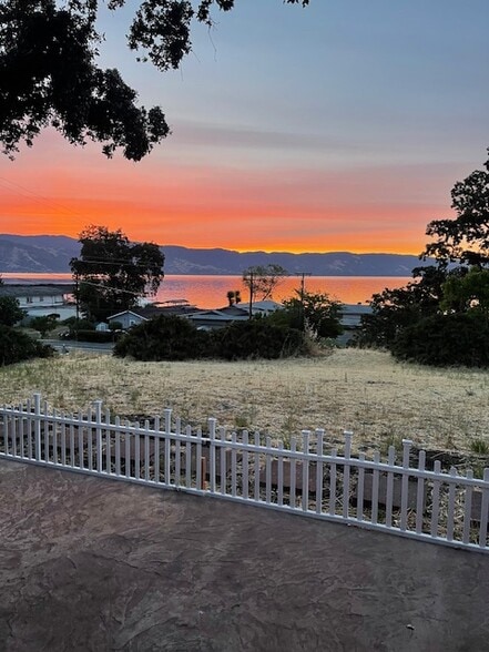 Building Photo - 3677 Lakeshore Blvd