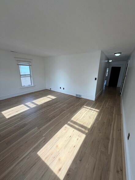 Building Photo - 336A Bowen St