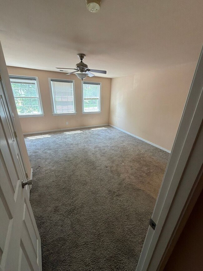 Building Photo - Large 3 Bedroom | 2.5 Bath in The Fan!