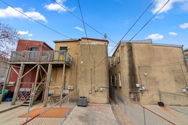 Building Photo - 223 N Patterson Park Ave