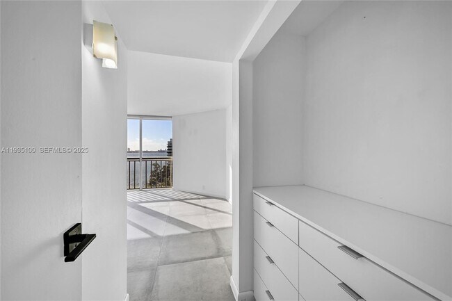 Building Photo - 7601 E Treasure Dr