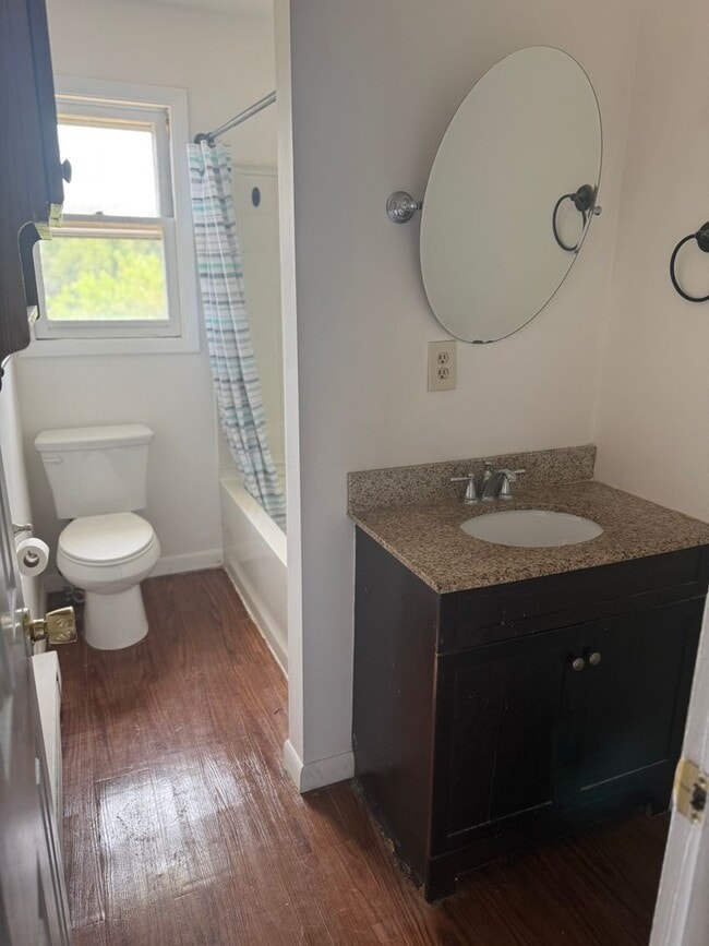 Building Photo - Spacious 4 Bedroom 2 1/2 bathroom Townhome