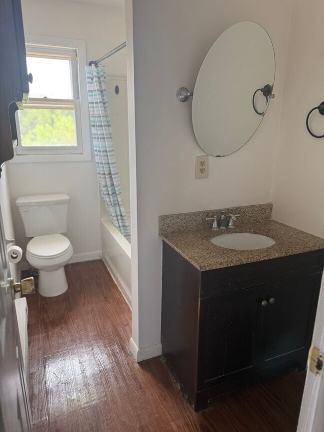 Building Photo - Spacious 4 Bedroom 2 1/2 bathroom Townhome With an ensuite located downstairs.