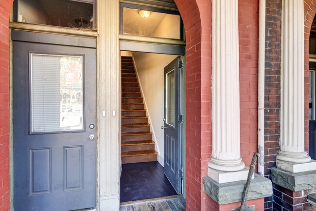 Building Photo - 802 W Clay St
