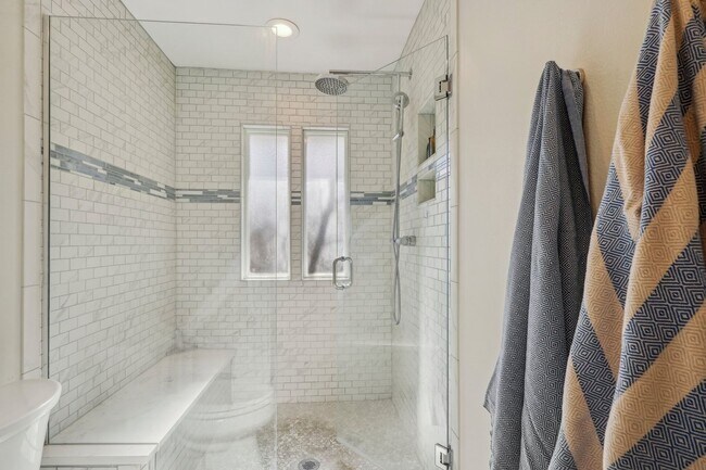 Building Photo - HALF MONTH RENT FREE!!!! GORGEOUS Brick To...