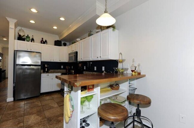 Building Photo - 1012 7th St SE