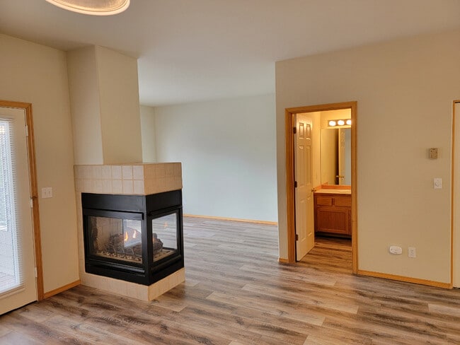 Building Photo - 1085 Golden Pheasant Dr