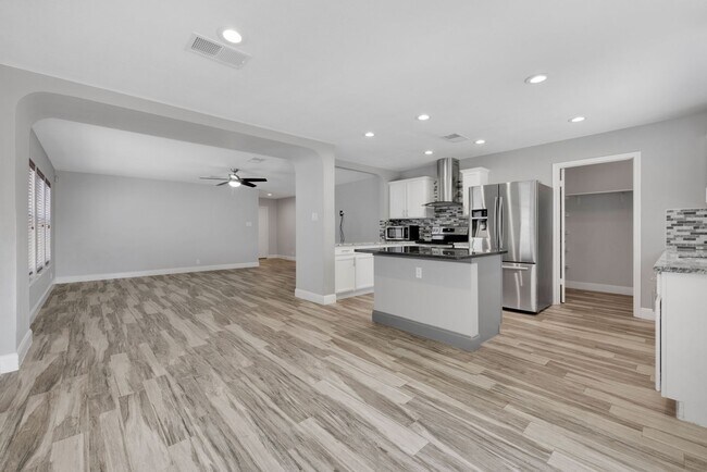 Building Photo - Immaculate Single-Story Home with Modern U...