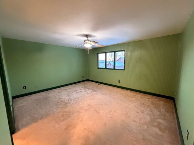 Building Photo - Large (5) bedroom home in a well established Anchorage neighborhood!