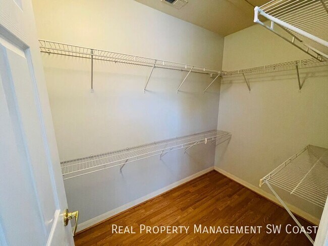 Building Photo - 936 Hampton Cir