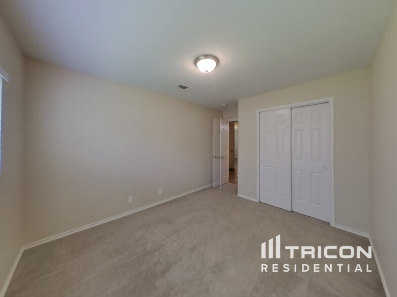 Building Photo - 1027 Creek Knoll
