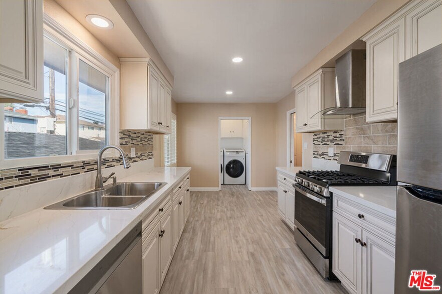 Building Photo - 5025 W 58th Pl