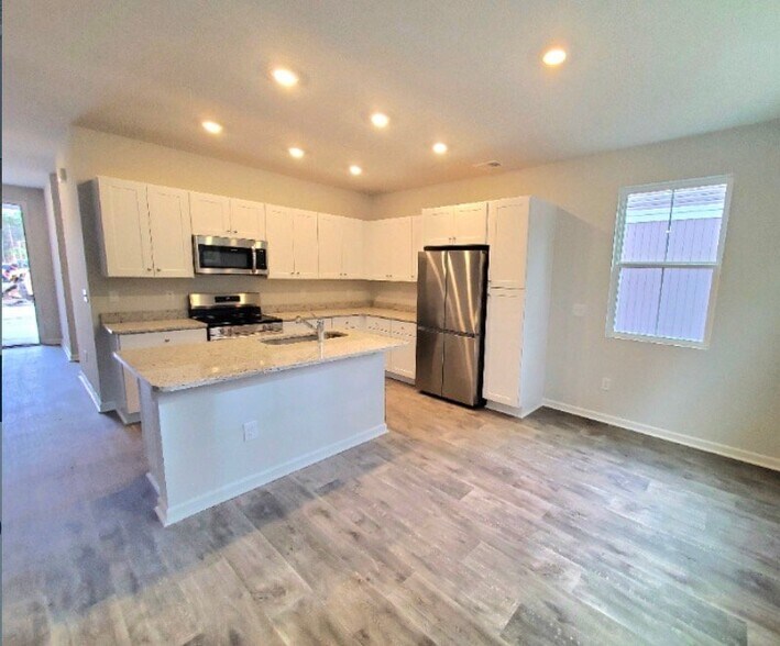 Building Photo - 160 Cypress Holw Dr
