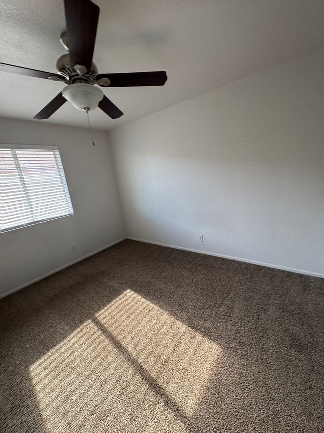 Building Photo - 2 bedroom 1 bath unit available for rent i...