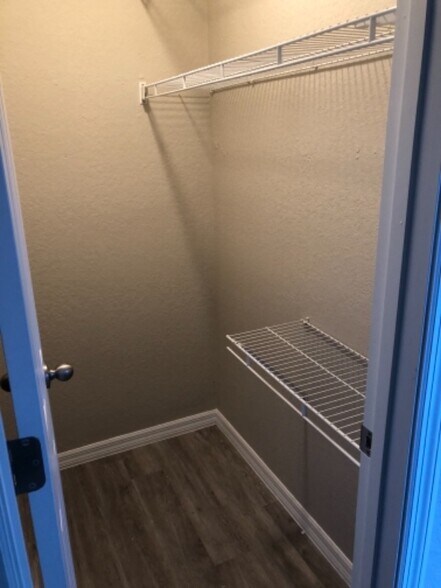 Building Photo - 9261 N Peachtree Way