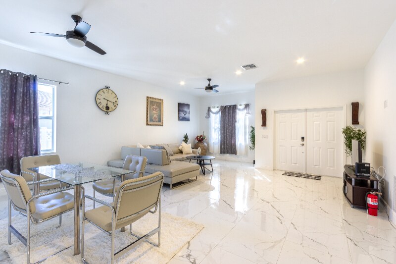 Primary Photo - 2213 Simms St