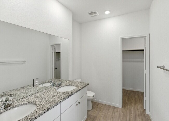 Building Photo - Beautiful 4 Bed, 3 Bath Home - Spacious & ...