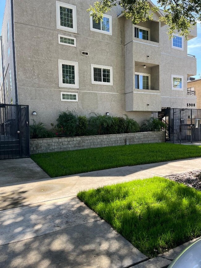 Primary Photo - 5908 Cedros Avenue