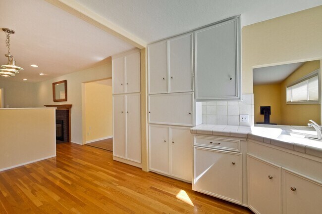 Building Photo - Awesome Home Located in a Quiet Tree Line ...