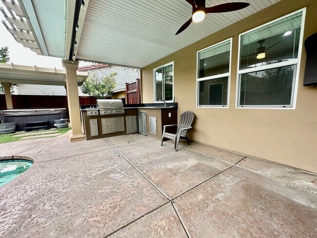 Building Photo - Must See This Beautiful 4 Bedroom 3 Bathro...