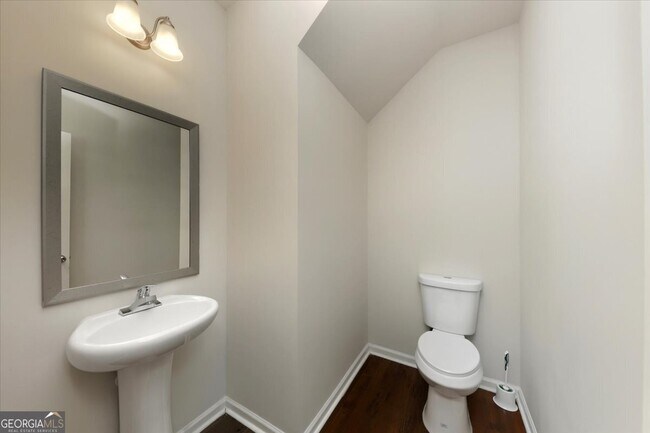 Building Photo - 541 Tulip Ln