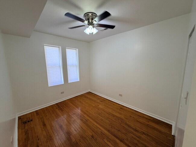 Building Photo - 1322 W 57th St