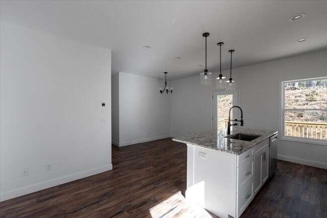 Building Photo - Charming Brand-New Contemporary Home in Black Mountain