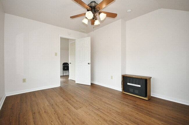 Building Photo - 3174 Churchview Ave
